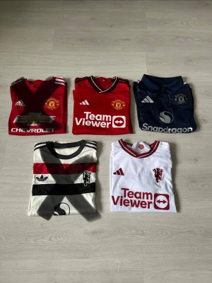 3 Manchester United fotbollströjor  - 3 Manchester United fotbollströjor där dem flesta har namn på ryggen. Alla tröjor är i toppskick utan defekter. Alla är i storlek S, Säljer en tröja för 349 och alla tre för 799. Skriv vid frågor och kolla gärna in min profil för fler fotbollströjor o annat:)