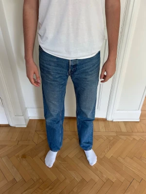 Blå raka jeans i klassisk modell - Säljer ett par blå jeans med rak och baggy passform och normal midja från Weekday modell (SPACE). Jeansen är tillverkade i denim och är perfekta för en avslappnad stil och passar till det mesta. Inga synliga loggor eller märken på utsidan.