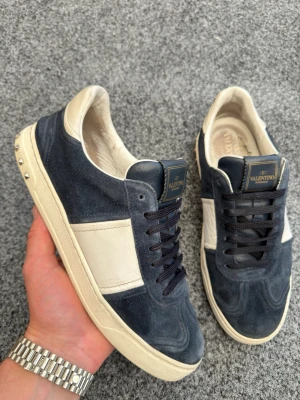 Valentino flycrew navy 41 - Säljer dessa sjukt feta mörkblå valentino flycrew skor! Sjukt sällsynta och eftertraktade i sverige. Size 41. Skick 8/10 bra skick! Endast 1 nit saknas! Hör av dig vid frågor eller andra funderingar 💯