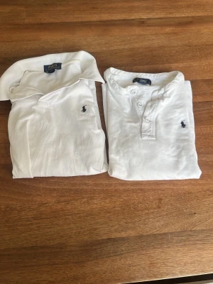 Två polo T-shirts  -  Riktigt schyssta polo Ralph Lauren T-shirts en med krage och en utan kontakta om du vill köpa en separat