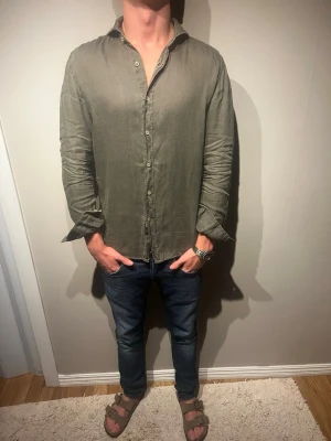 Olivgrön linneskjorta från Sonrisa - Linneskjorta ifrån Sonrisa i storlek 39 vilken blir S. Modellen är 177cm och väger 65kg. Nypris:- 3000kr. Skriv för mer information ✨✨