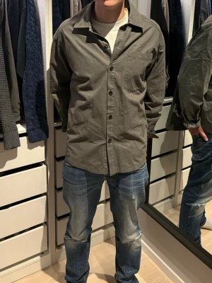 Olivgrön overshirt  - Riktigt snygg olivgrön overshirt. Storleken är M, tveka inte på att höra av dig vid eventuella frågor och funderingar!😊✌️