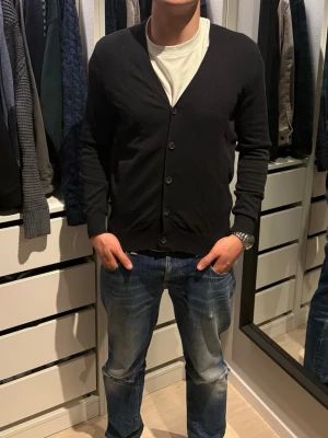Pier One kofta  - Riktigt snygg mörkblå kofta från Pier One. Storken är M, tveka inte på att höra av dig vid eventuella frågor och funderingar!😊✌️