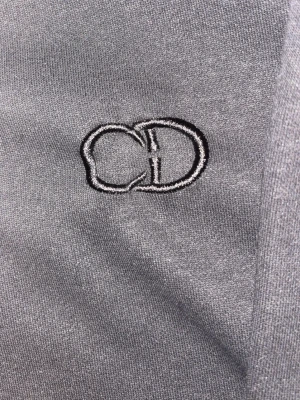Svart CD hoodie - Säljer en svart CD hoodie, broderad CD-logga på bröstet. Hoodien har huva med dragsko och en stor magficka. Tillverkad i mjukt material som känns skönt mot huden. Perfekt för en stilren och trendig look.