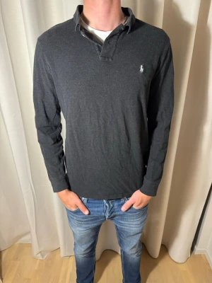 Mörkgrå långarmad pike  - Hej! Vi säljer nu denna mörkgråa långarmade piken från Ralph Lauren för endast 325kr medans nypriset ligger på 1500kr. Skicket är mycket bra och passar storlek M/L. Vid snabb och smidigt affär kan pris sänkas och diskuteras. Hör av er // studio II Resell 💙💙
