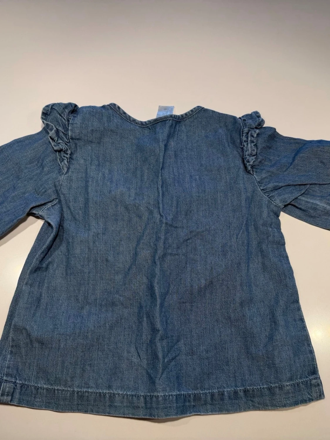 Blå jeansblus med volangdetaljer - 1