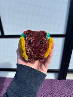 Virkad tacokatt  - Virkad tacokatt! Virkad i chernillegarn med Polyesterfyllning. Säkerhetsögon i plast (rekommenderas ej för barn under 3 år) 🐈🌮🧶