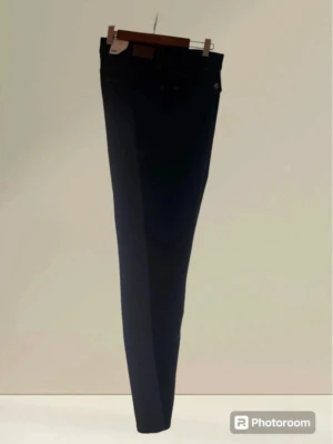 Lee jeans - Slim Fit Skinny - High Rise - Lee jeans - Slim Fit Skinny - High Rise W33 L31 Modell: Skinny Finns ordentligt med stretch i byxan. På lappen till byxan står: Premium stretch denim moves with you. Pull-on waist with tummy panel smooths and controls. Dem har ingen dragkedja/gylt. Det är en knapp men den går inte att öppna. Vanliga, fullstora fickor fram och bak. Sjukt snygga jeans.