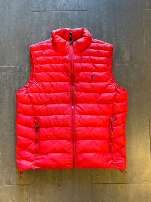 Ralph lauren väst  - Skit snygg och stilren Ralph lauren väst som passar perfekt nu inför våren. Är i bra skick med minimala täcken på användning, Storlek M. Tveka inte att höra av er med frågor och funderingar och kolla gärna in mina andra annonser så kan vi säkert fixa ett sjysst paketpris🤩🤩🤩