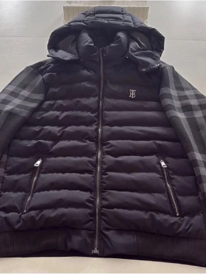 Svart Burberry jacka  - Svart burberry jacka från burberry i  mycket bra skick.