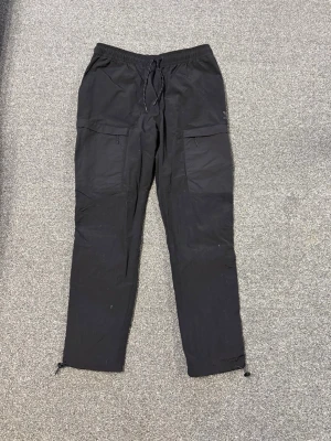 Svarta cargobyxor addidas  - Säljer ett par svarta addidas byxor helt nya aldrig använda jätte fint material mer information skriv!!!