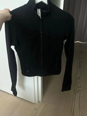 CROPPED LULULEMON DEFINE JACKET - Säljer min fina cropped define jacket från lululemon🖤🖤🖤Endast använd några få gånger, så i mycket fint skick!! Storlek 6. Skriv om ni har några frågor🖤😚😚