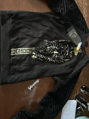 Glorious Gangsta tröja - Glorious Gangsta tröja Leopard oanvänd med alla lapparna kvar