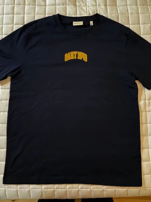 Mörkblå GANT t-shirt -  Avy t-shirt från GANT oanvänd