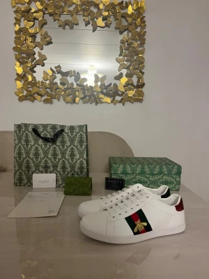 Vita unika skor med bee design - Säljer ett par mycket fina vita unika skor med bee design I storlek 44. Allt på bilden medföljer självklart och det är bara att höra av sig vid eventuella frågor😁