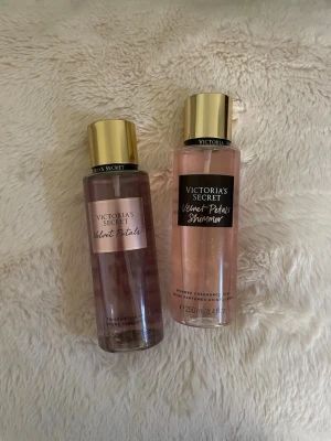 VS velvet petals mists - 2 stycken body mists från victorias secrey i velvet petals o velvet petals shimmer som luktar såååå gott!! Typ 80/90% kvar i dom, skriv om jag ska skicka bild på hur mycket de är kvar i dom!! 💗💗