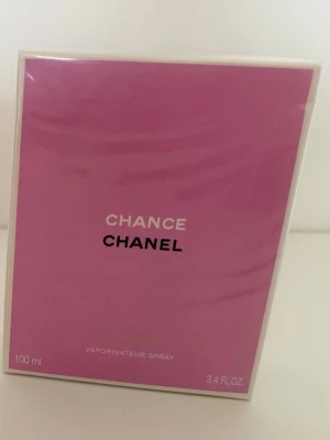 Chanel Chance Eau Fraîche 100ml - Chanel Chance Eau Fraîche parfym i en snygg rosa förpackning. Flaskan rymmer 100 ml och är en vaporisateur spray. Perfekt för dig som gillar exklusiva och fräscha dofter från ett klassiskt märke.