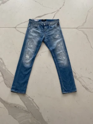 Replay jeans - Snygga mörkblå jeans från Replay med snygga slitningar | Dom är i mycket bra skick, 9/10 | modell: Grover | pris kan diskuteras vid en snabb affär!