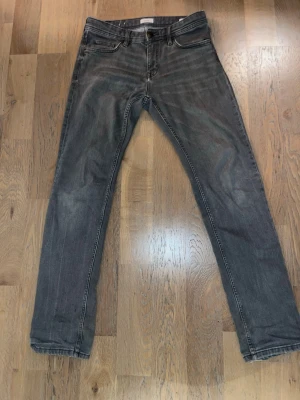 Esprit jeans - Säljer ett par gråa esprit jeans i storlek 29/34. Lite schysstare grå färg med ljusare fades. Skriv vid minsta lilla fråga !