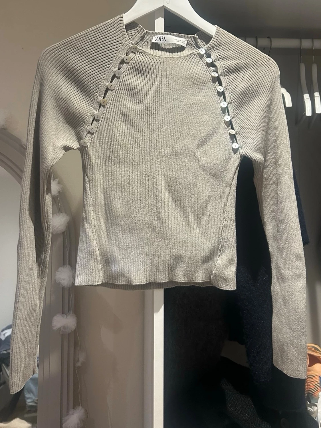 långärmad topp med knappar - 2