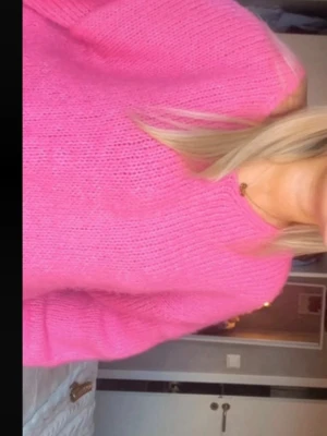 Rosa  stickad tröja - Säljer en stickad rosa tröja från vila. Superfin och är lite oversized 