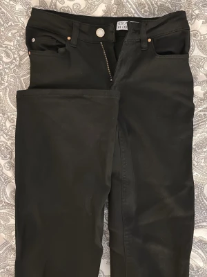 Svarta bootcut jeans från WE DO - Utsvängda jeans från vero Moda storlek xs längd 34, använda en gång. Jag är 170cm