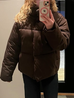 Mörkbrun pufferjacka med hög krage från Zara - Brun vinterjacka från Zara i fint skick.  Den är i det puffigare slaget och passar super nu till vintern, varm och skön.   Använd förra vintern men säljer nu pågrund av att den ej kommer till användning längre.   Hör av er vid frågor och priset går alltid att diskutera 🥰