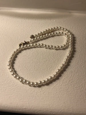 pärlhalsband  - .