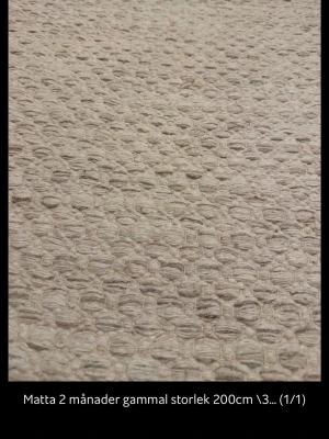 Beige vävd matta 200x300 cm - Säljer en stor beige matta med vävt mönster i naturmaterial. Mattan är rektangulär och har en diskret, stilren look som passar perfekt under soffgruppen eller i vardagsrummet. Färgen är ljusbeige och strukturen ger ett mjukt intryck till rummet.