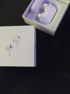 aipods pro, skal lossnat - fullt fungerande airpods pro med riktigt bra brusredusering, skalen har tyvärr gått sönder då jag tappade dom på flygplatsen men allt fungerar exakt som det ska, skalet sitter fortfarande relativt bra med hjälp av magneterna men sitter inte helt fast kontakta för intresse