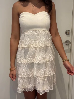 Vit klänning - Super fin och perfekt till studenten eller sommarens andra festligheter 