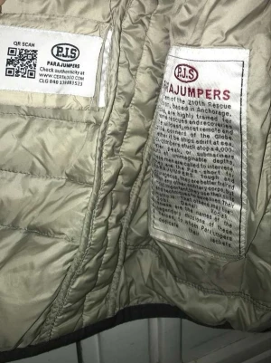 Svart Parajumpers väst. - Parajumper väst med små defekter som små hål som jag sytt igen.