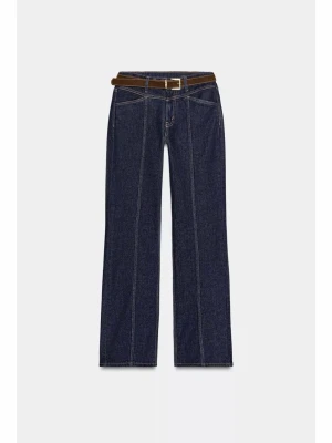 Mörkblå jeans med bälte - Snygga mörkblå jeans med ett brunt bälte i mockaimitation. Jättesnygga och bekväma! Aldrig använda så ser exakt ut som på bilderna 