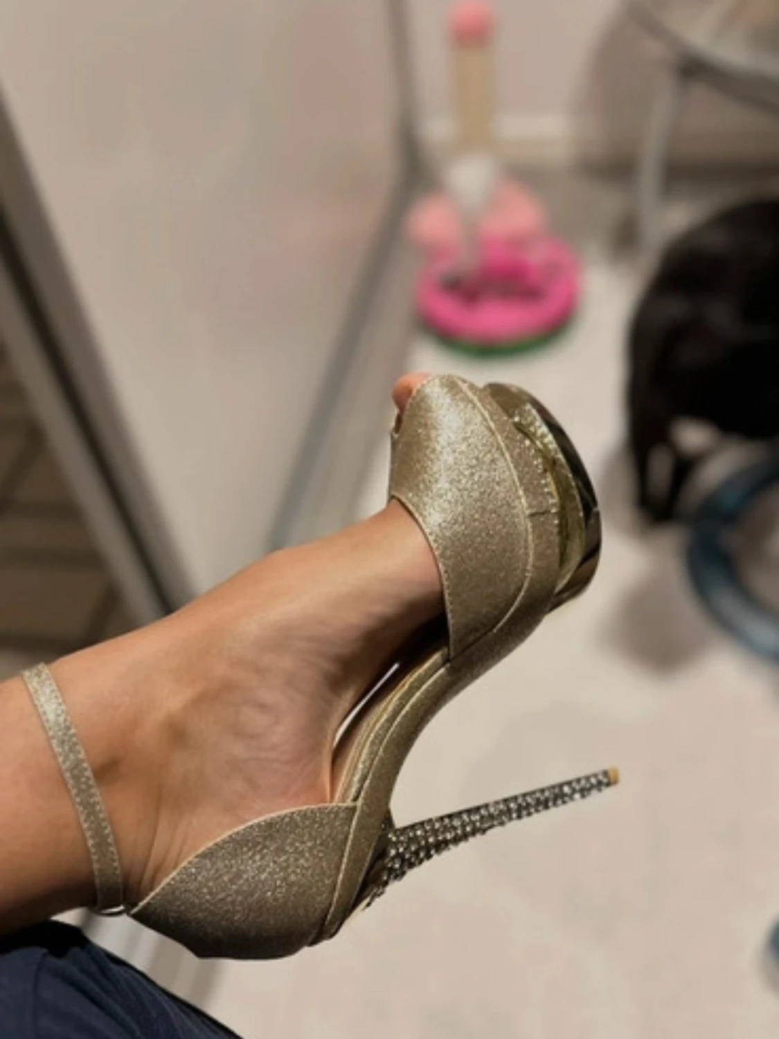 Glittriga guldfärgade pumps med rem