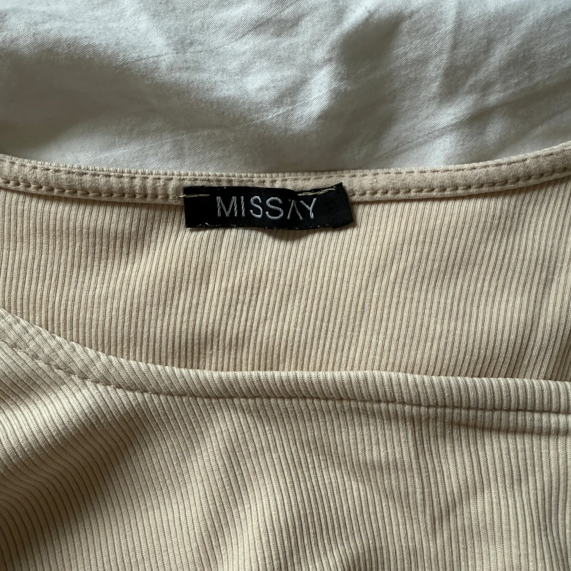 Beige ribbad croppad topp - 2