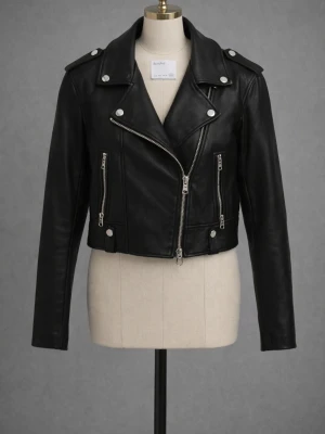 Svart skinnjacka från Bershka - Snygg svart skinnjacka från Bershka med klassisk bikerstil stl34