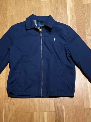 Ralph lauren jacka storlek xs - Ralph lauren vindjacka ( tror jag ) storlek L(14-16)G. Passar dig som är mellan 150-160. Perfekt nu inför våren och sommaren. Jag är 170 på bilden. Den är använd i ett år nu men de är ingen skillnad på en ny och gammal p.g.a materialet. Priset går att diskutera och inga frågor är dåliga!