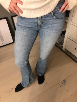 Ljusblå bootcut jeans - Säljer mina snygga jeans som tyvärr har blivit för små❤️Pris kan diskuteras 