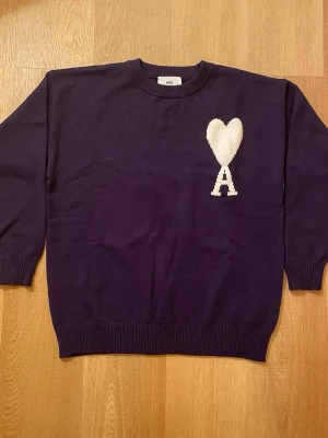 Ami paris - (Tagg finns kvar) Marinblå stickad tröja från Ami paris. Vit hjärt-A-logga på bröstet. Perfekt för vintern den är stilig, populär, snygg och helt oanvänd. Storlek S.