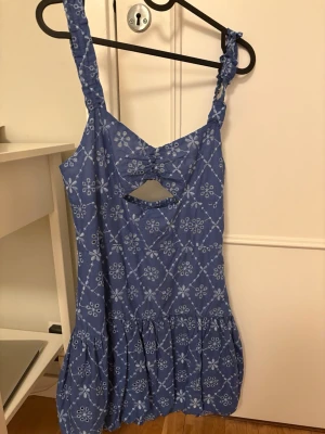 Blå kort klänning från Zara - Super snygg klänning från Zara! Använd fåtal gånger❤️
