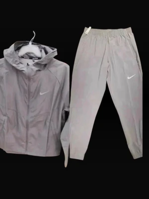 Grå nike miller windbreaker tracksuit - Grå nike miller windbreaker tracksuit helt ny med tags i storlek S och M