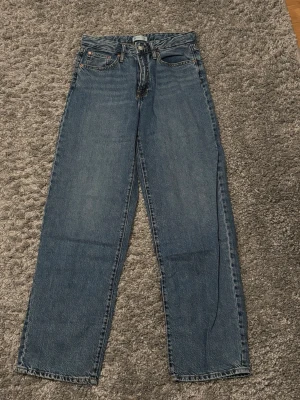 Baggy jeans från Gina Tricot - Blå jeans från med baggy passform och medelhög midja. 