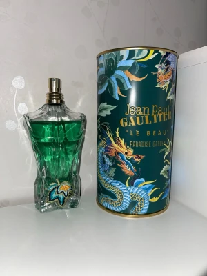 Jpg le beau paradise garden - JPG Le Beau Paradise Garden är en fräsch och tropisk herrparfym med doft av kokos, fikon och sandelträ. Den känns lätt, uppfriskande och perfekt för varma dagar eller sommaren.