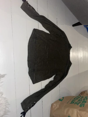 Militär grön tröja - Långärmad militär tröja med flätade ärmar