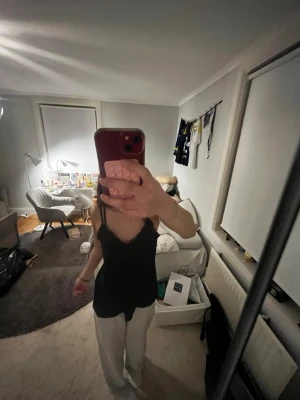 Svart linnetopp med spetsdetaljer - svart linne från new yorker 