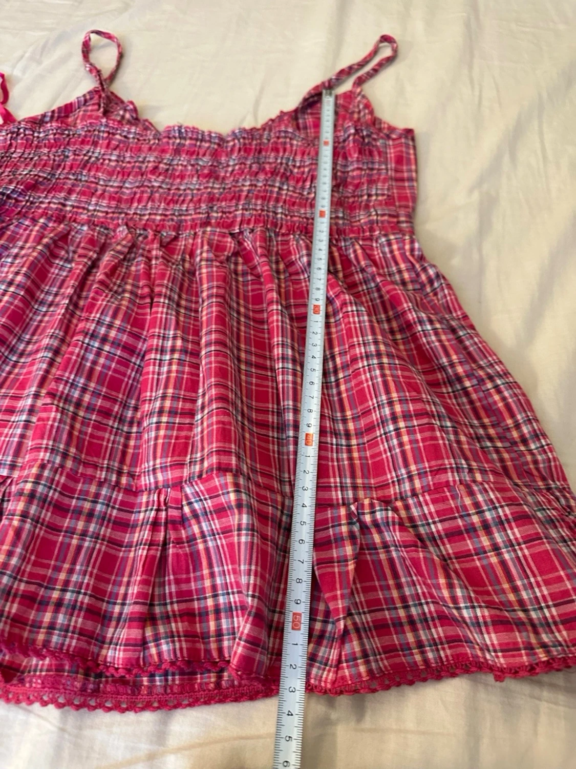 Rutig röd linnetopp med volang - 4