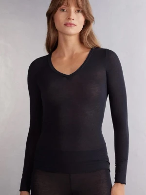 Svart långärmad topp med V-ringning - Säljer en svart långärmad topp med V-ringning. Tunt och stretchigt material som sitter tight mot kroppen. Kachmir tröja från intimismi som är använd 1 gång
