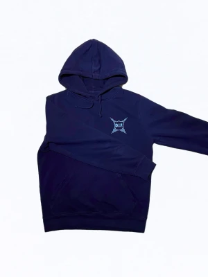 DIF Hoodie - • Djurgårdens IF Hoodie • Size S • Bra skick • Tröjan säljs inte längre, en sällsynt DIF Hoodie • Perfekt för en Djurgårdens IF entusiast • Hör av dig kring frågor! •