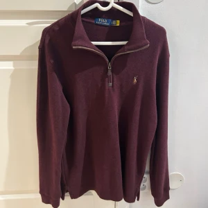 Vinröd halvzip från Polo Ralph Lauren - vinröd quarterzip från Polo Ralph Lauren. Har bara testat den. Sitter som en storlek S. Fraktas 48 timmar efter köp🚛📦