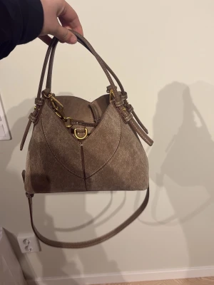 Brun handväska med gulddetaljer - Kostade 400 från Zara säljer för 200